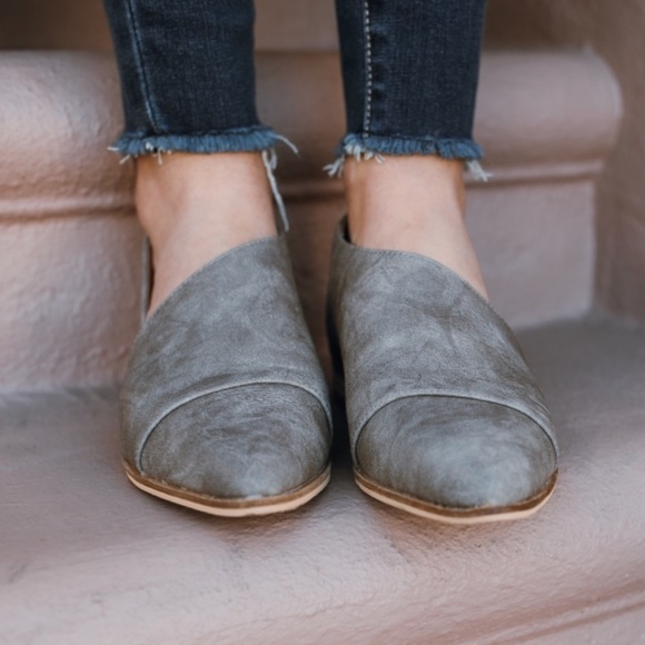 3 LEFT🖤 gray vegan leather open side flats - Picture 2 of 3